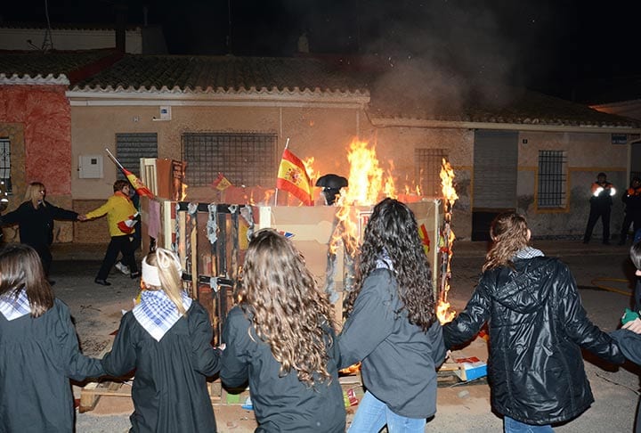 Fiestas Barrio Santa Catalina - Detalle gente alrededor de la hoguera