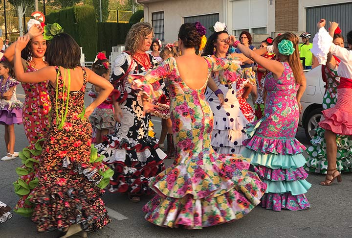 Fiestas Barrio del Rocio - Mujeres bailando por sevillanas