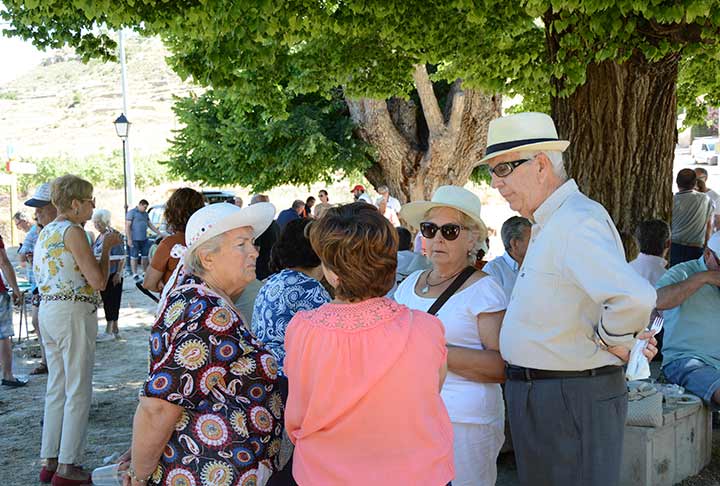 Fiestas Pedania Encebras - Imagen gente charlando