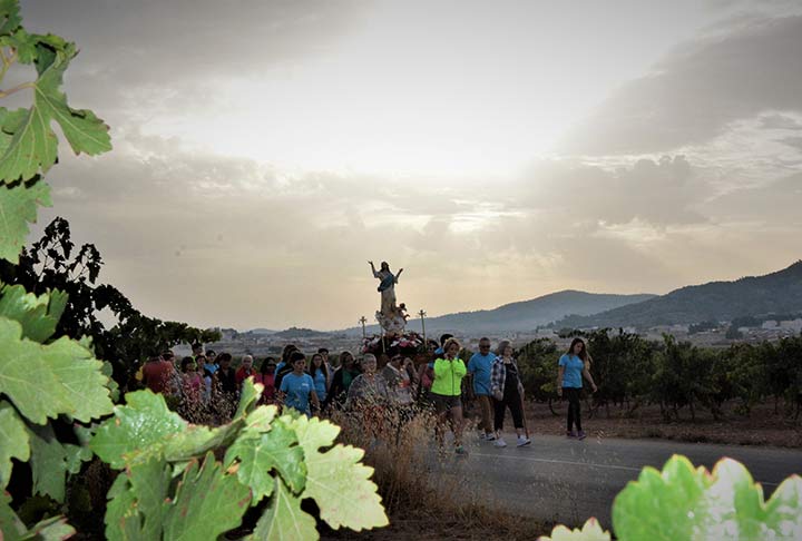 Fiestas Pedania La Caballusa - Gente en romeria con la virgen