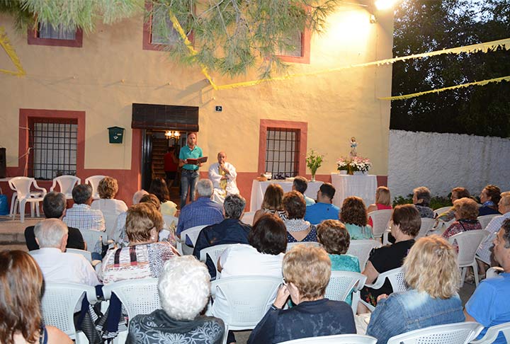 Fiestas Pedanía Venta del Terros - Gente asistiendo a celebración misa